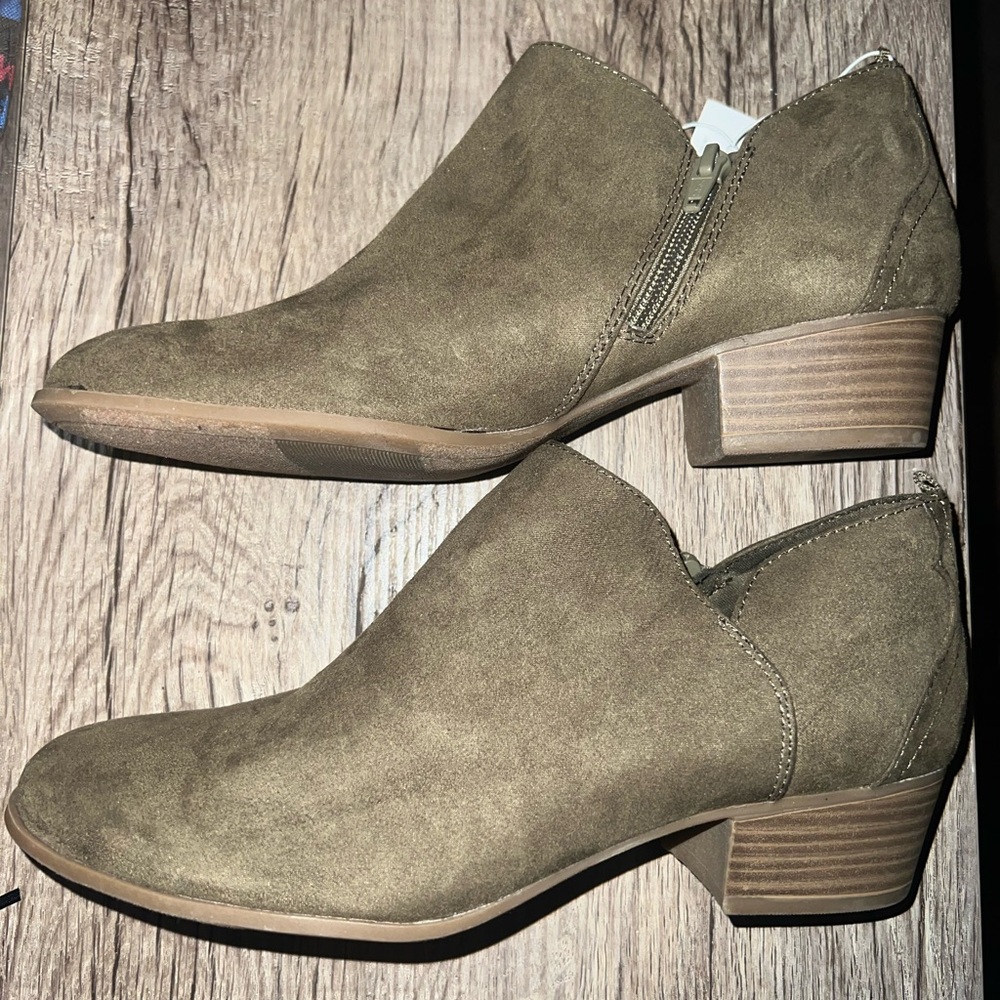 🍾🍾🎉New Year Clearance🎉🍾🍾 Old Navy Green Booties